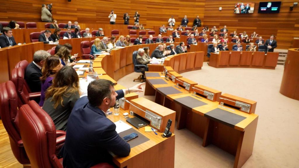 El portavoz socialista, Luis Tudanca, y el presidente de la Junta, Alfonso Fernández Mañueco, al fondo, durante su cara a cara en el pleno de las Cortes de Castilla y León de este martes