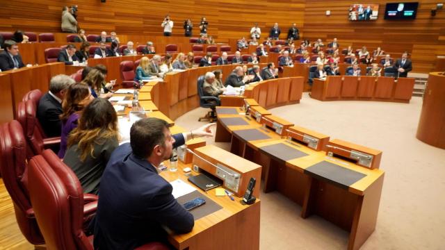 El portavoz socialista, Luis Tudanca, y el presidente de la Junta, Alfonso Fernández Mañueco, al fondo, durante su cara a cara en el pleno de las Cortes de Castilla y León de este martes