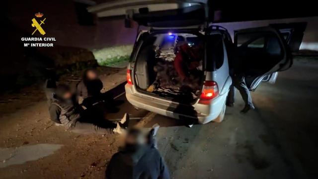 Momento de la detención de los ciudadanos de origen extranjero por parte de la Guardia Civil