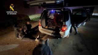 Momento de la detención de los ciudadanos de origen extranjero por parte de la Guardia Civil