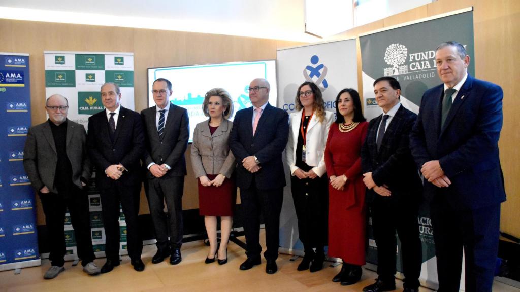 Patricia Miguel, presidenta del Colegio de Enfermería de Zamora; Diego Ayuso, secretario general del Consejo General de Enfermería de España; Enrique Ruiz, presidente del Consejo de Enfermería de Castilla y León, Javier Faúndez, presidente de la Diputación de Zamora; Cipriano García, director general de Caja Rural de Zamora; y Ángel Blanco, subdelegado del Gobierno en Zamora