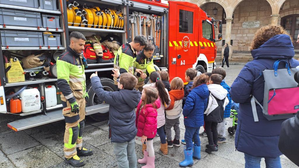Escolares visitan la exposición de los bomberos de Zamora el día de su patrón