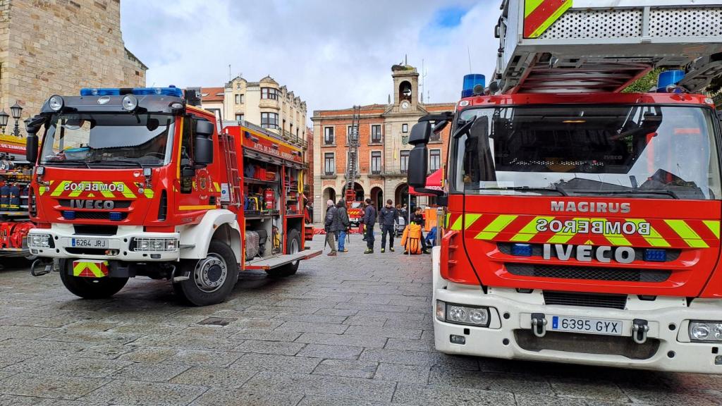 Los bomberos de Zamora celebran el Día de su patrón con una exposición y demostración en la Plaza Mayor