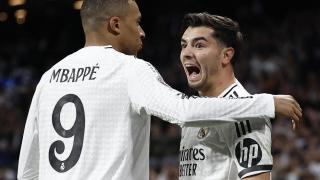 Brahim Díaz celebra con Kylian Mbappé