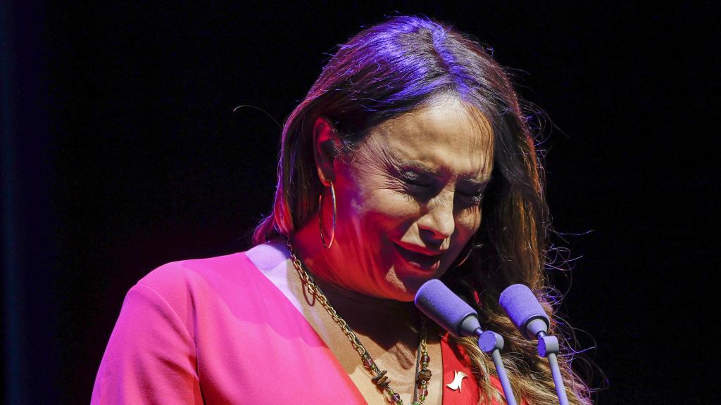 Karla Sofía Gascón, emocionada al recibir el premio de la Unión de Actores y Actrices.