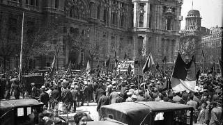 Manifestantes esperan las noticias de los telegrafistas en Cibeles el 14 de abril de 1931. Foto: Alfonso / Ministerio de Cultura