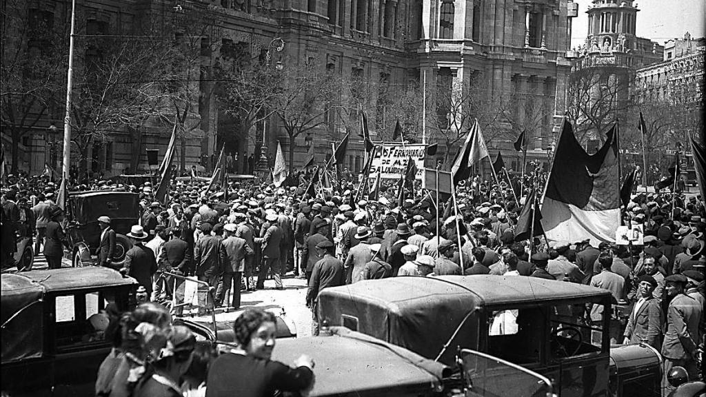 Manifestantes esperan las noticias de los telegrafistas en Cibeles, el 14 de abril de 1931. Foto: Alfonso / Archivo General de la Administración