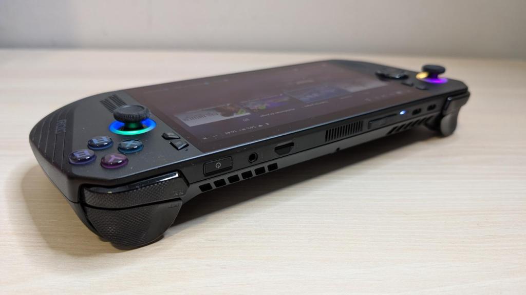 La ROG Ally X es una consola portátil relativamente ligera y para tener lo que tiene