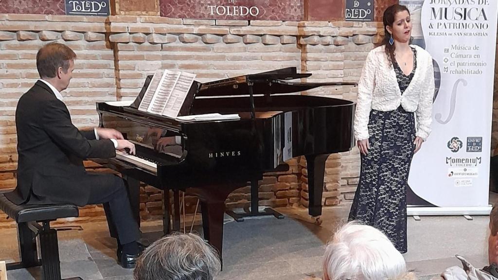 La soprano Alicia Sánchez  y el pianista Luis Fernando Pagín.