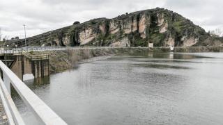 Presa del Alcorlo desembalsando agua.