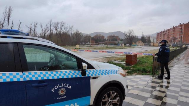 Imagen de un policía local  junto a la ribera del Júcar en Cuenca.