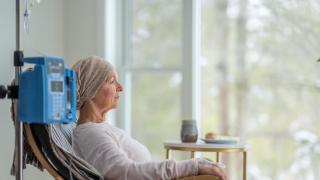 Imagen de archivo de una mujer recibiendo quimioterapia.