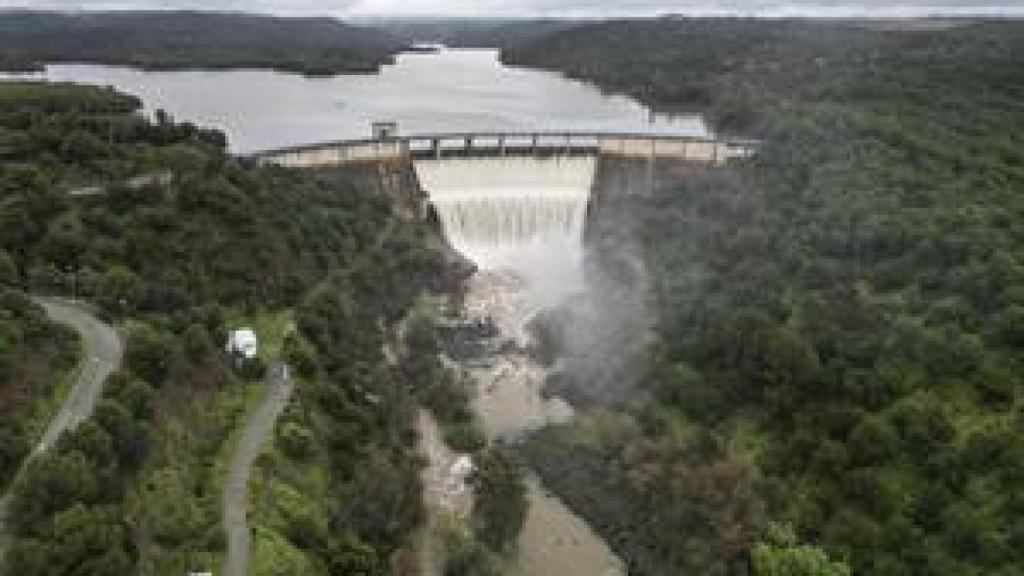 El embalse de Melonares, en Sevilla, soltando agua tras alcanzar su máximo de capacidad.