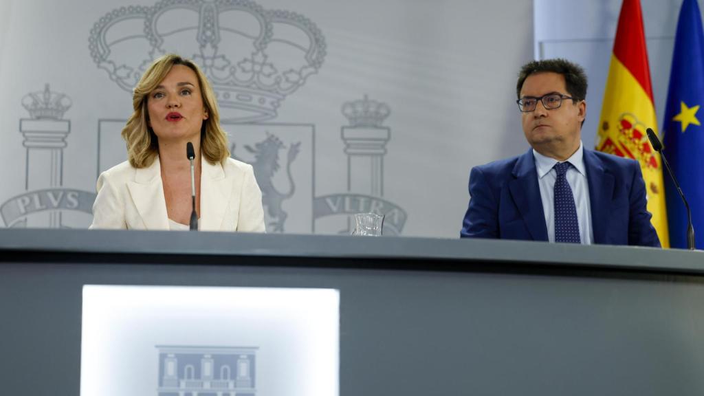 La ministra de Educación y Portavoz del Gobierno, Pilar Alegría y el ministro para la Transformación Digital y de la Función Pública, Óscar López, durante la rueda de prensa de este martes.