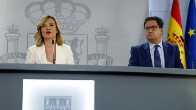 La ministra de Educación y Portavoz del Gobierno, Pilar Alegría y el ministro para la Transformación Digital y de la Función Pública, Óscar López, durante la rueda de prensa de este martes.