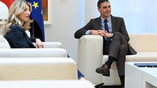 El presidente del Gobierno, Pedro Sánchez, se reunió este martes con la vicepresidenta segunda y ministra de Trabajo y Economía Social, Yolanda Diaz para tratar el aumento del gasto en defensa dentro de la estrategia europea ante la guerra en Ucrania y la amenaza rusa, este martes en el Complejo de la Moncloa.