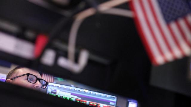 Un trabajador en el parqué de la Bolsa de Nueva York.