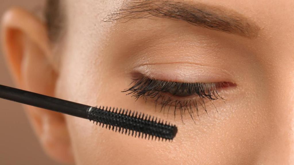 Aplicar máscara de pestañas enmarcará la mirada y destacará nuestros ojos