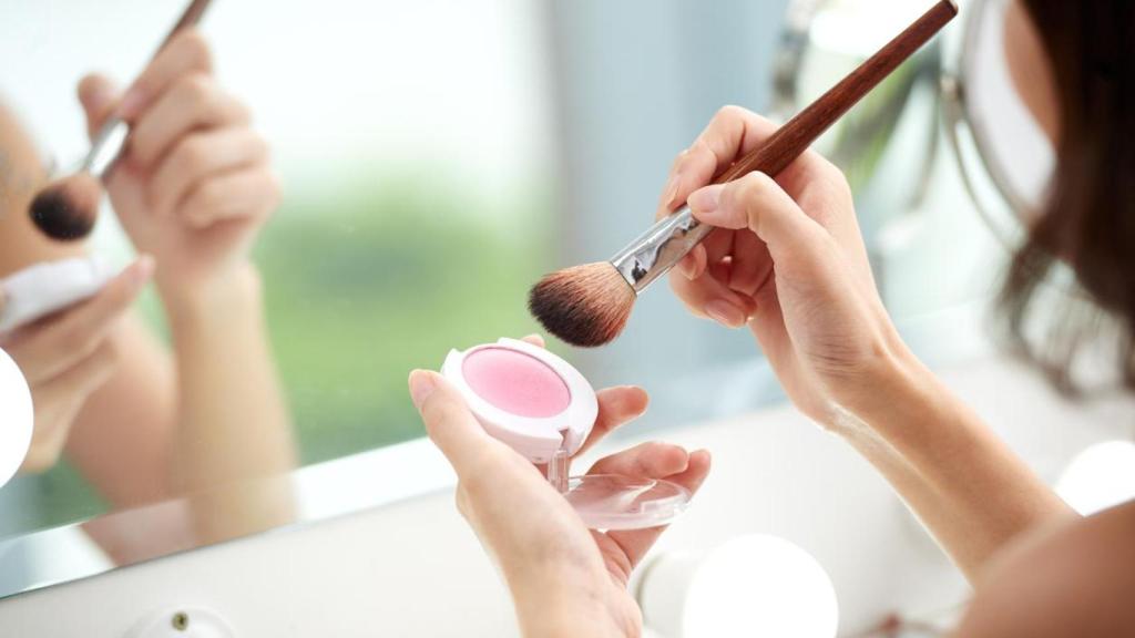 Aplicar blush en las mejillas devuelve el aspecto saludable al rostro