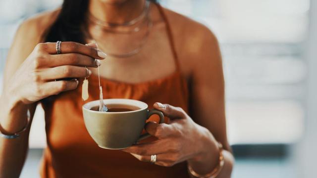 Mujer con una infusión en la mano.