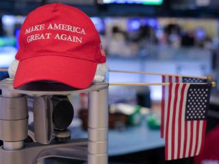 Una gorra con el lema icónico del trumpismo.