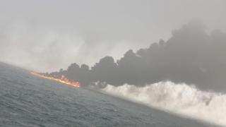 Fuego y humo tras la colisión de los dos barcos en la costa británica.