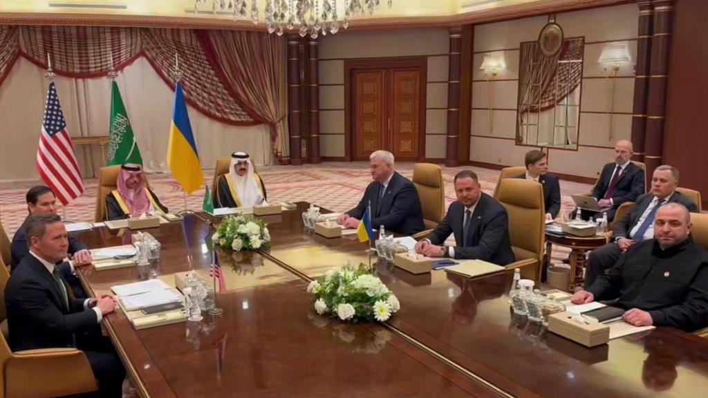 De izquierda a derecha, los americanos Mike Waltz y Marco Rubio, el saudí Faidal bin Farhan y los ucranianos Andriy Yermak y Andriy Sibiga.  Imagen de archivo.