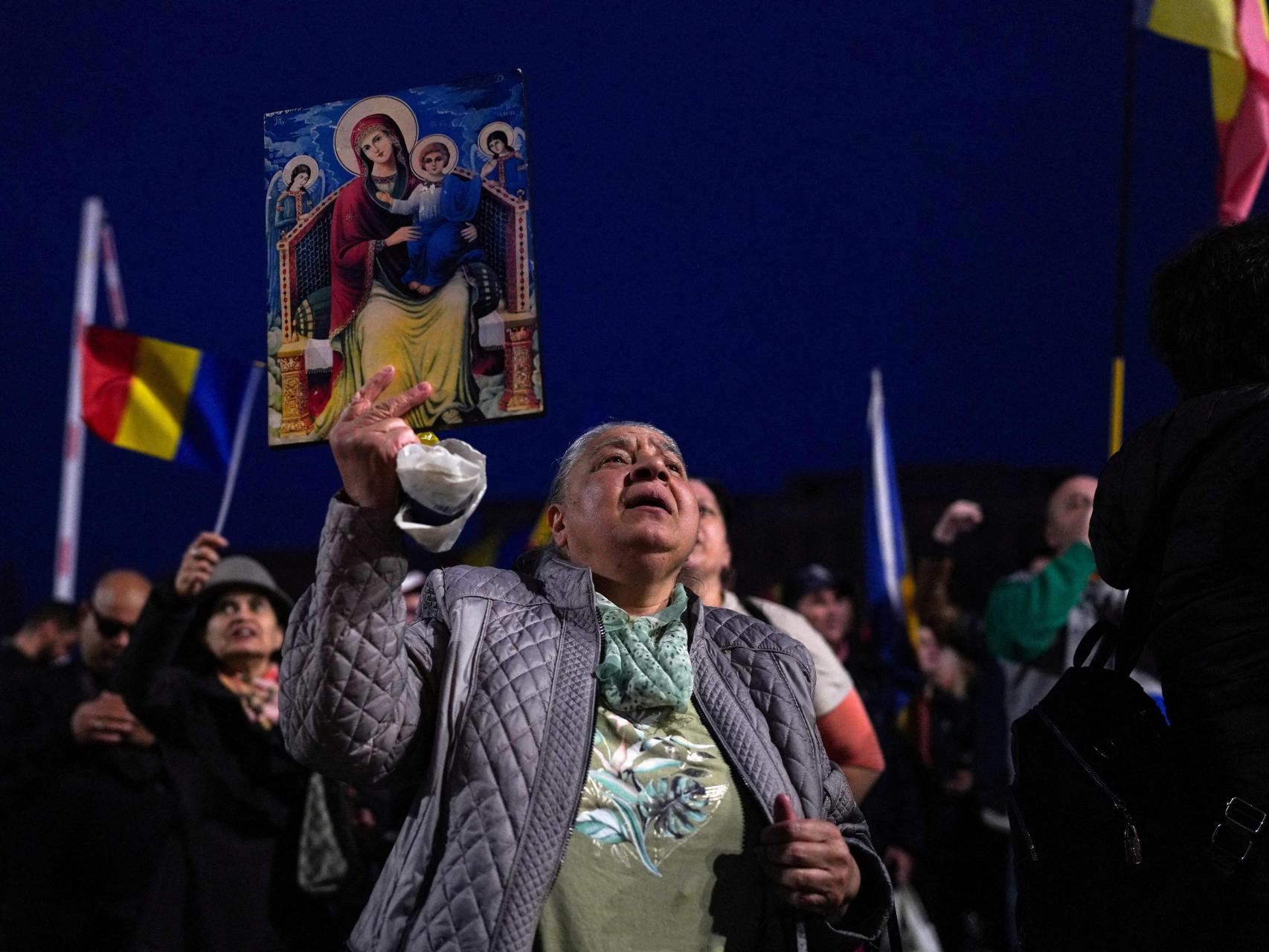 Simpatizantes de Calin Georgescu protestan ante el Tribunal Constitucional de Rumanía, tras el rechazo de su candidatura para la repetición de las elecciones presidenciales de mayo, en Bucarest, Rumanía, 11 de marzo de 2025.