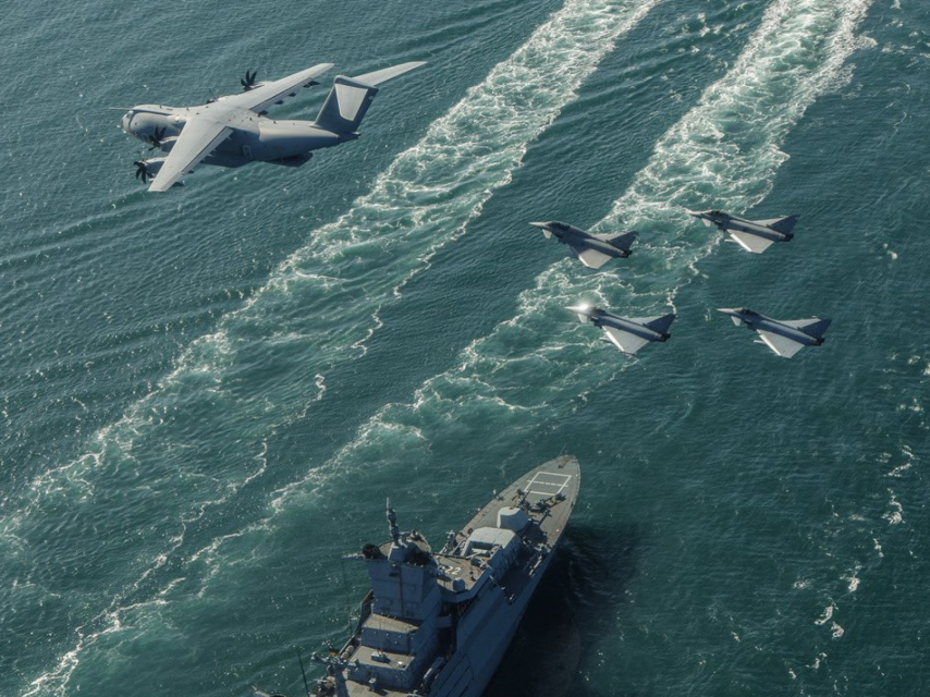 Maniobras de un A400M y cuatro Eurofighter sobre una embarcación de guerra.