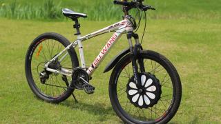 El kit KX instalado en la rueda delantera de una bicicleta