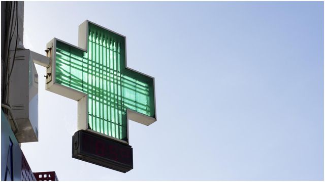 Señalización de una farmacia