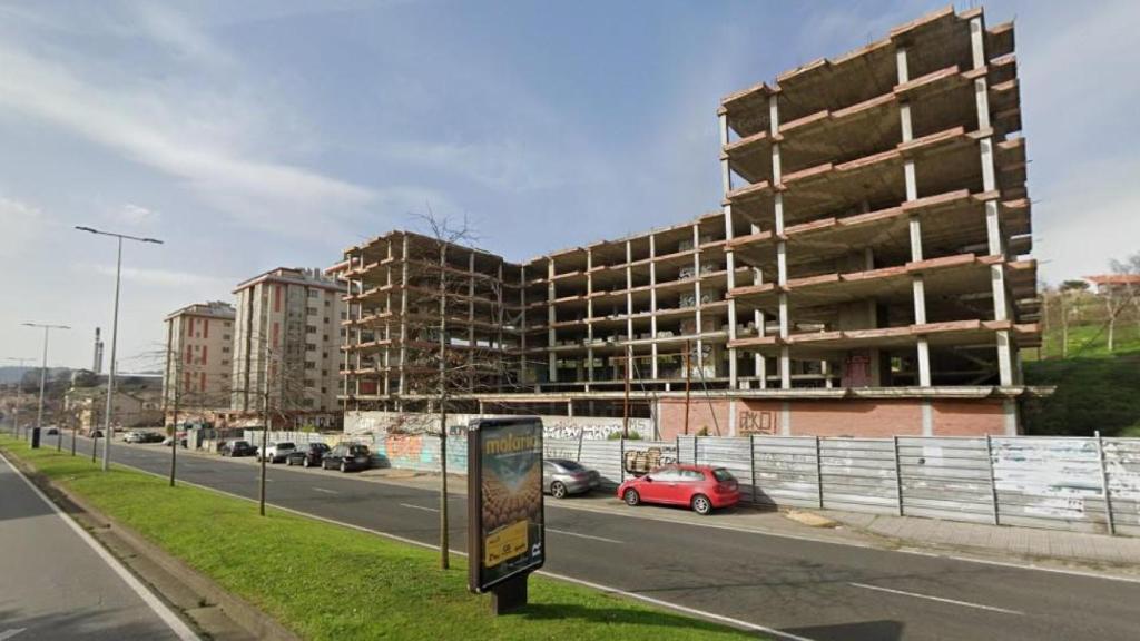 En primer término, esqueleto urbanístico de la avenida de Finisterre donde apareció el cadáver de una persona.