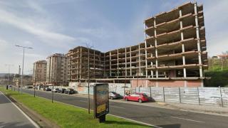 En primer término, esqueleto urbanístico de la avenida de Finisterre donde apareció el cadáver de una persona.