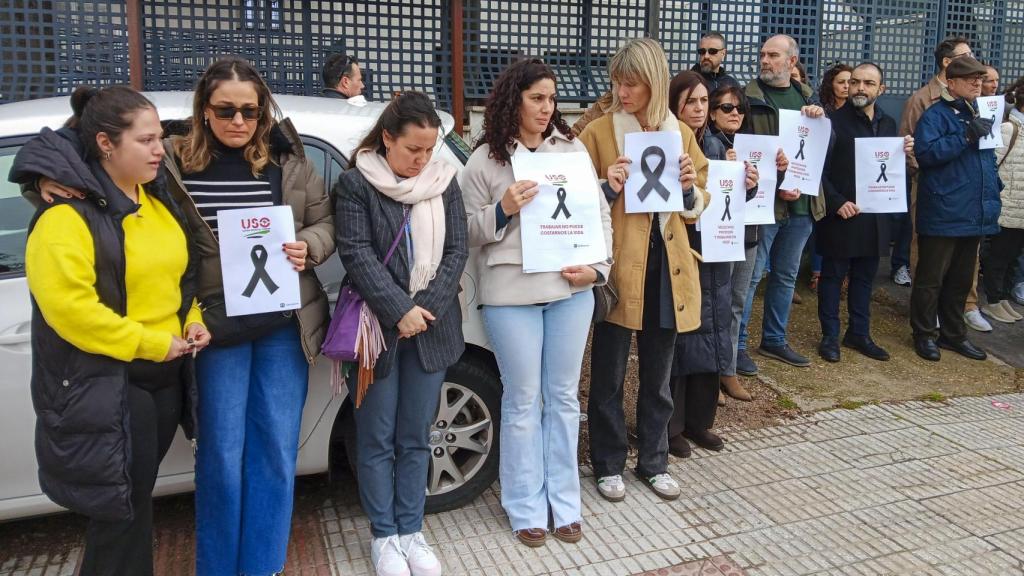 Trabajadores en educación de menores de Badajoz, concentrados en protesta por la muerte violenta de su compañera.