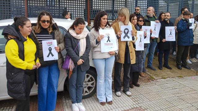 Trabajadores en educación de menores de Badajoz, concentrados en protesta por la muerte violenta de su compañera.