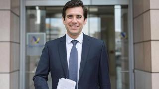 Imagen de archivo. Hombre saliendo de Agencia Tributaria.