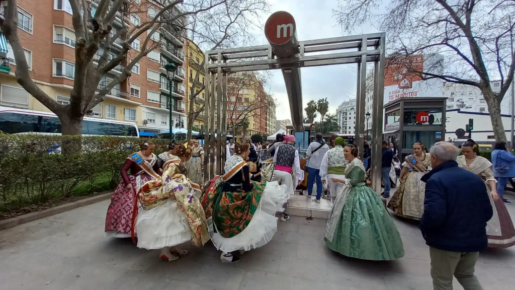 Falleras en la parada de 'Angel Guimerà' de Metrovalencia. EE