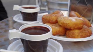 El local centenario donde sirven los mejores buñuelos de Valencia que hay que probar en Fallas: la unidad cuesta 0,70€