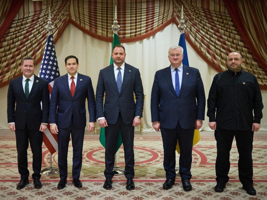 De izquierda a derecha: Mike Waltz, Marco Rubio, Andriy Yermak, Andrii Sybiha y Rustem Umerov.