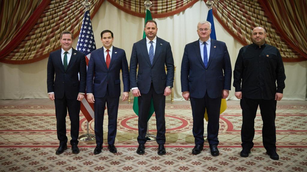 Las delegaciones estadounidense y ucraniana durante las negociaciones de paz, este martes en Yeda.