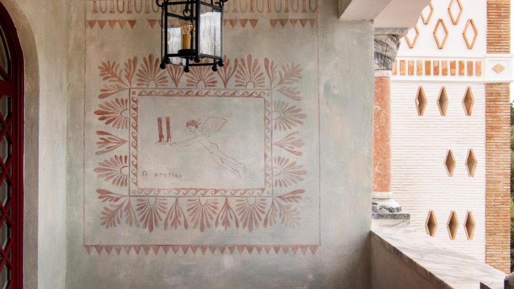 Detalle de uno de los frescos donde se ve a un ángel sosteniendo los famosos zapatos del diseñador.