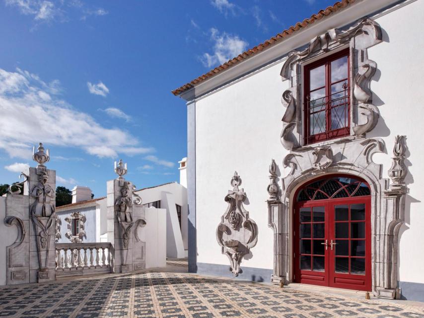 La entrada principal al hotel.