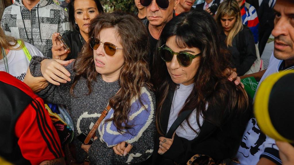 Dalma y Giannina Maradona, hijas del astro argentino, a su llegada al juicio