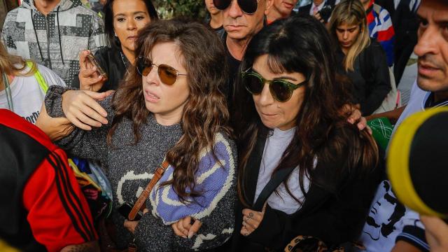 Dalma y Giannina Maradona, hijas del astro argentino, a su llegada al juicio