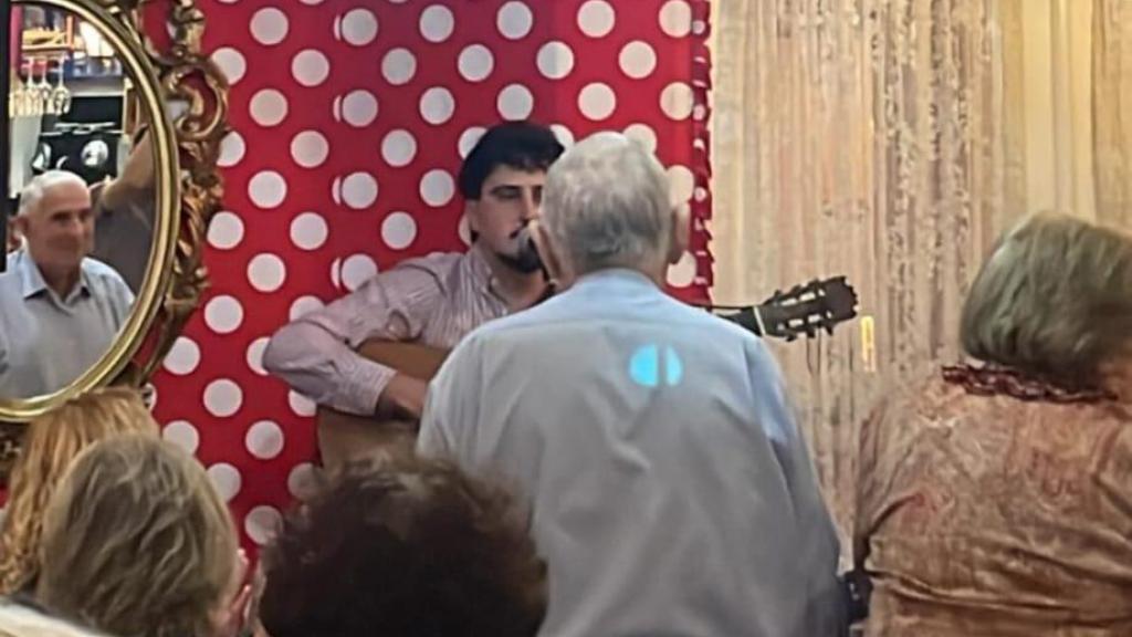Una imagen de Francis cantando con él.