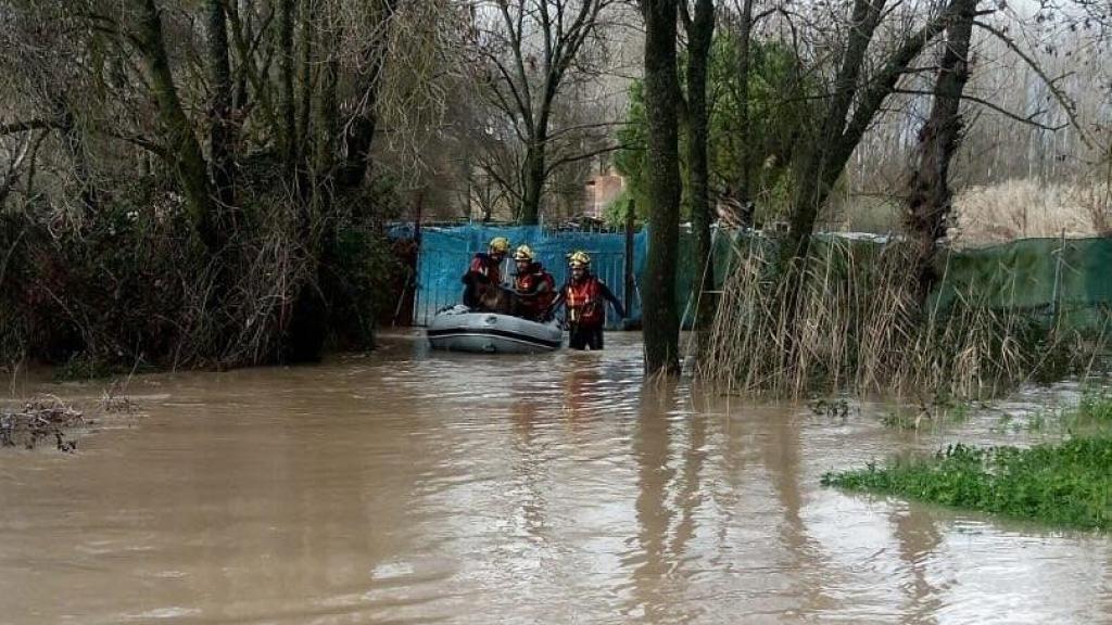 Bomberos del CPEIS actuando en una zona afectada por las inundaciones.