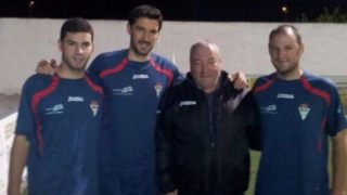 Toché (centro izquierda), en el campo de fútbol que llevará su nombre, vistiendo la equipación del Santomera C.F. junto a sus hermanos y su padre.
