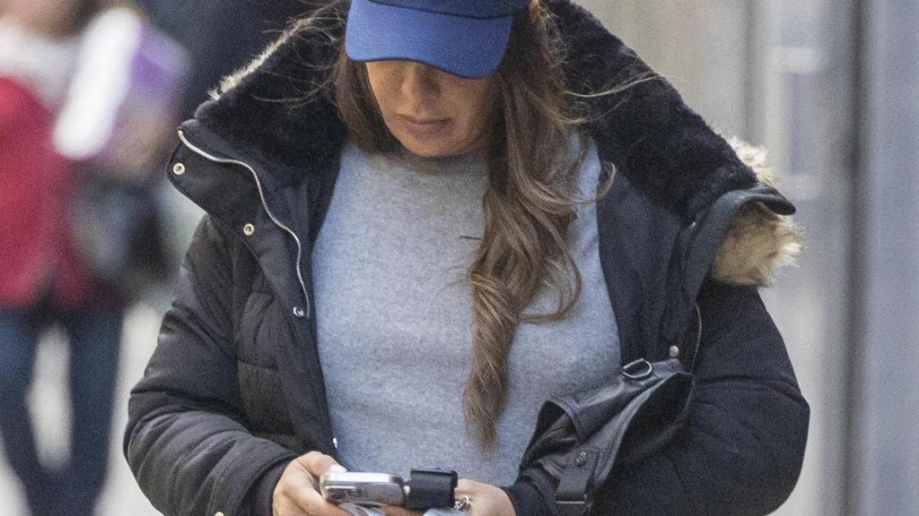 Karla Sofía Gascón paseando por las calles de Madrid.