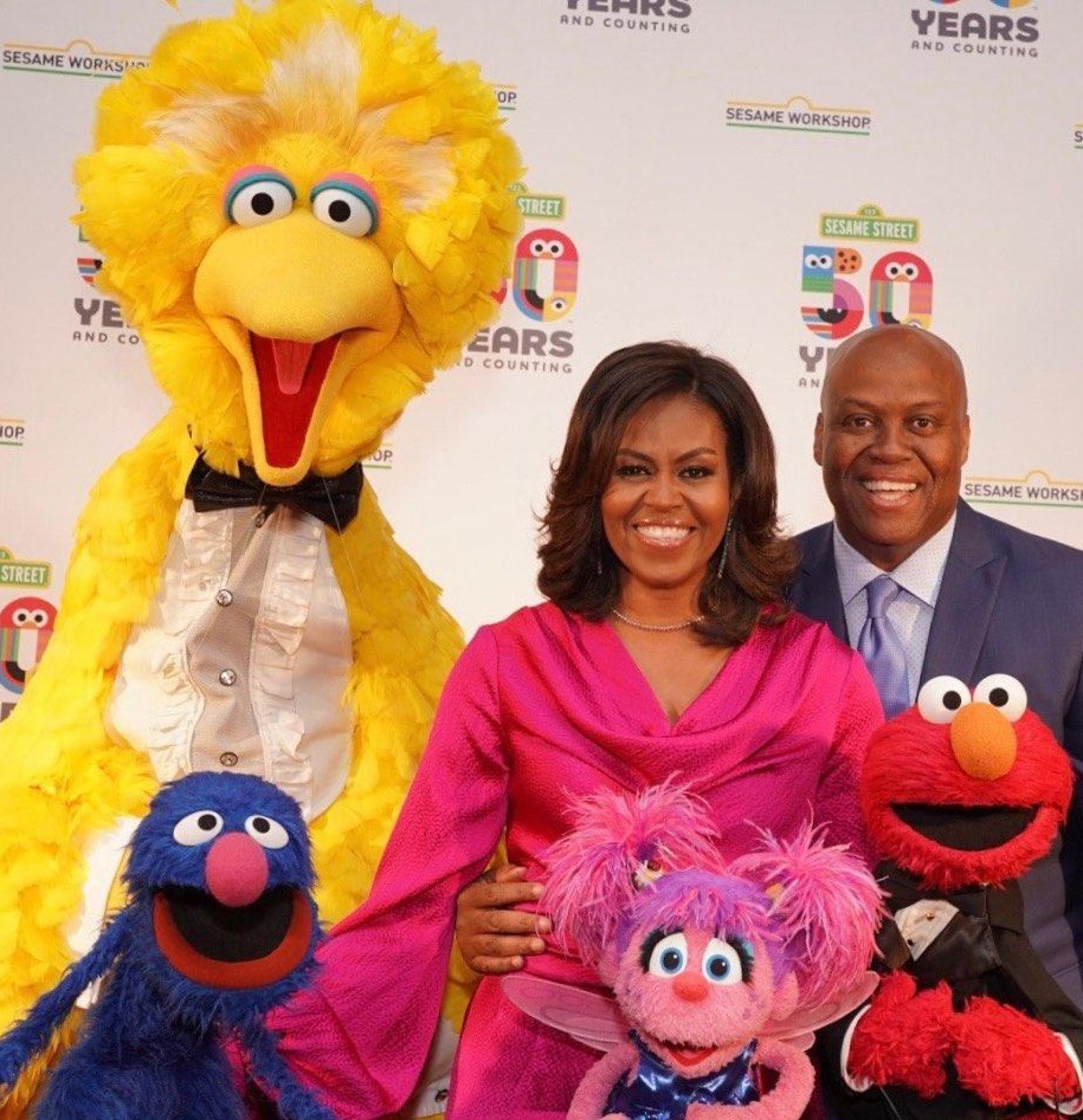 Michelle Obama, junto a su hermano Craig Robinson, en el 50 aniversario de 'Barrio Sésamo', en 2019.