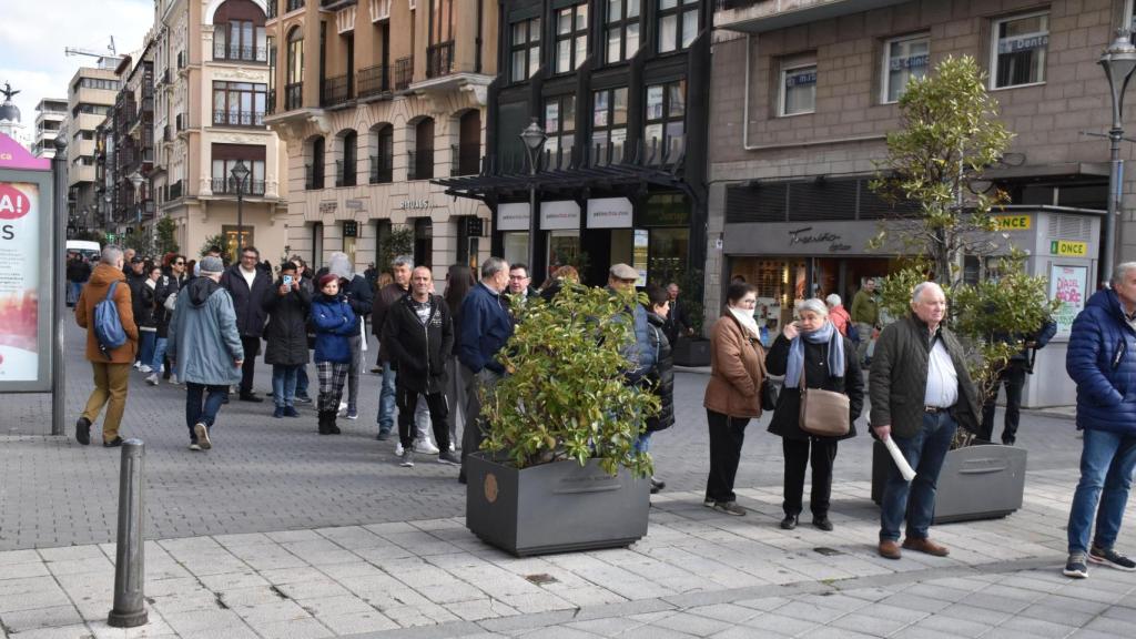Largas colas a la espera de fresas en Valladolid